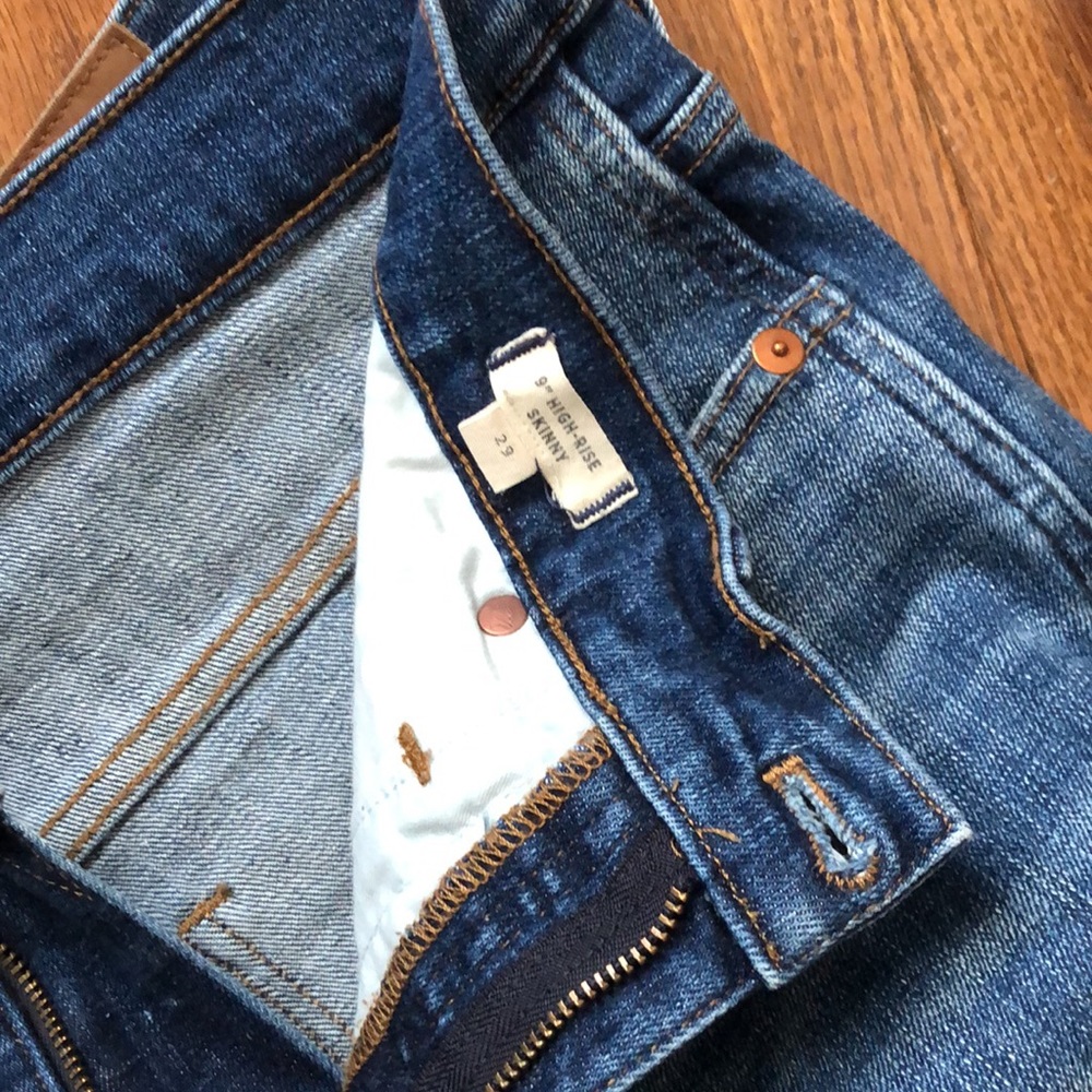 Madewell 9" Mid-Rise Skinny York Wash Rip & Repair Edition - Picture 7 of 8